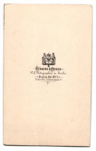 Fotografie Straube & Friese, Berlin, Herr im feinen Anzug mit heller Melone vor einer Studiokulisse