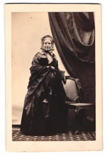 Fotografie Portrait ältere Dame im dunklen Kleid mit Haube