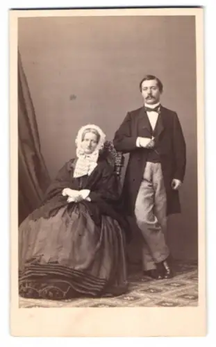 Fotografie Adalbert Schwendy, Berlin, Frau Schubert mit ihrem Sohn Wilhelm
