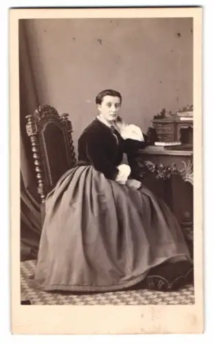 Fotografie Albert Schwendy, Berlin, Portrait Frau Henriette Schubert sitzend am Sekretär