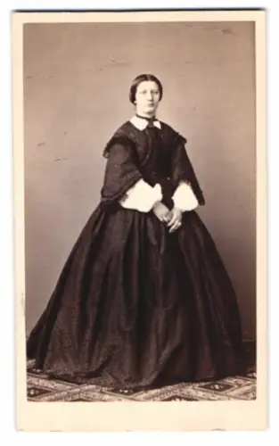 Fotografie Albert Schwendy, Berlin, junge Emma Schubert im dunklen Kleid