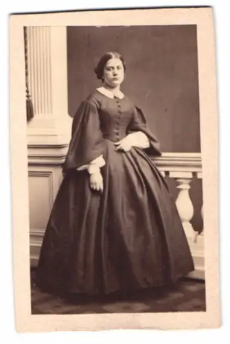 Fotografie Straube & Friese, Berlin, Portrait Frau Elise Bernoully mit 20 Jahren, 1861