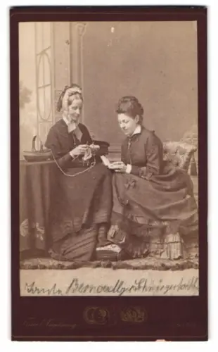 Fotografie Frau E. Vogelsang, Berlin, Amalie & Marie Bernoully beim Stricken