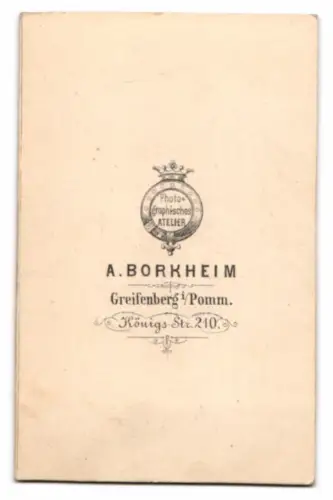 Fotografie A. Borkheim, Greifenberg i. Pomm., niedliches kleines Kind im Kleid nebst Korbstuhl