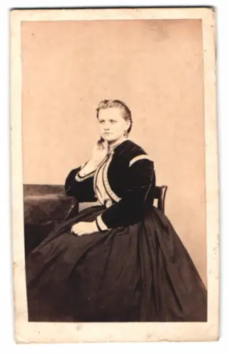 Fotografie H. Trampke, Berlin, junge Frau im dunklen Kleid mit Samtbluse