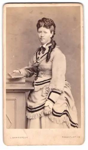 Fotografie Joseph Bamberger, Frankfurt / Main, junge Frau Anna Butler aus Dublin, 1871