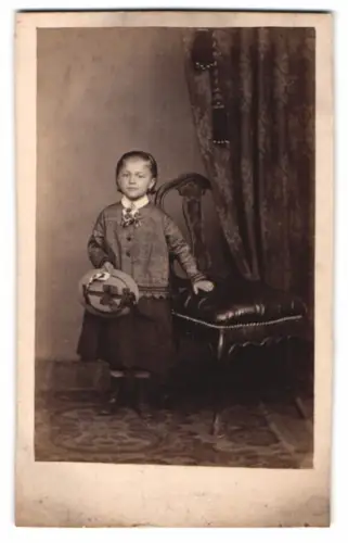 Fotografie niedliches kleines Mädchen im Kleid mit Sommerhut