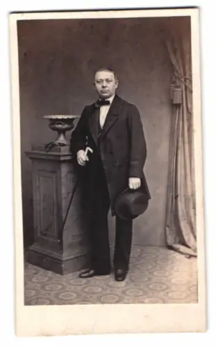 Fotografie J. G. Rost, Magdeburg, Herr im feinen Anzug mit Hut und Flanierstock