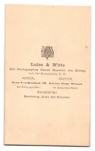 Fotografie Lutze & Witte, Berlin, Dame im dunklen Kleid mit Ohrringen