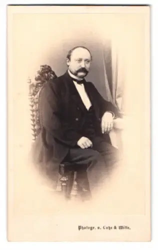 Fotografie Lutze & Witte, Berlin, feiner Herr im Anzug mit Mustasch