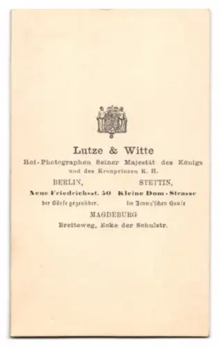 Fotografie Lutze & Witte, Berlin, feiner Herr im Anzug mit Mustasch