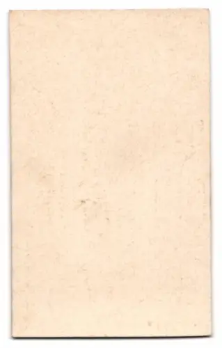 Fotografie junges Paar im dunklen Kleid und Anzug mit Hut und Zylinder