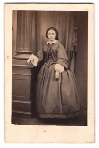 Fotografie Louis Gothe, Magdeburg, junge Frau im Biedermeierkleid