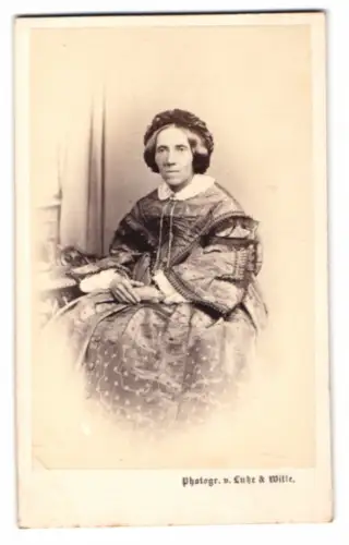 Fotografie Lutze & Witte, Berlin, ältere Dame im verzierten Kleid mit Haarschmuck