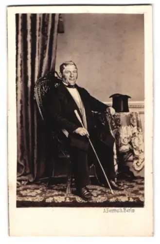 Fotografie A. Herrmuth, Berlin, älterer Herr im feinen Anzug mit Flanierstock und Zylinder