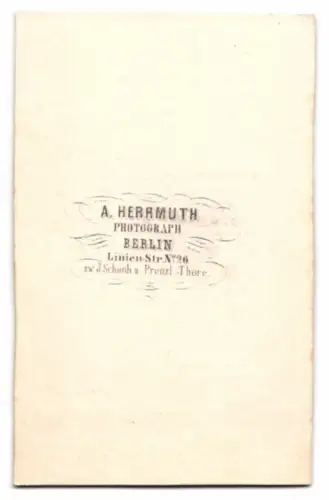 Fotografie A. Herrmuth, Berlin, älterer Herr im feinen Anzug mit Flanierstock und Zylinder