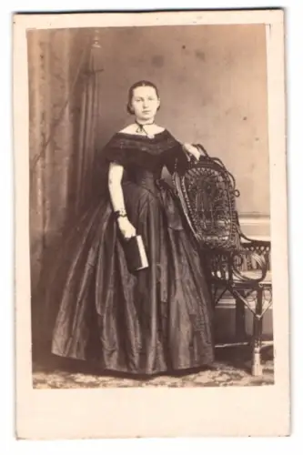 Fotografie A. Herrmuth, Berlin, hübsche junge Frau im schulterfreien Biedermeierkleid mit Armband