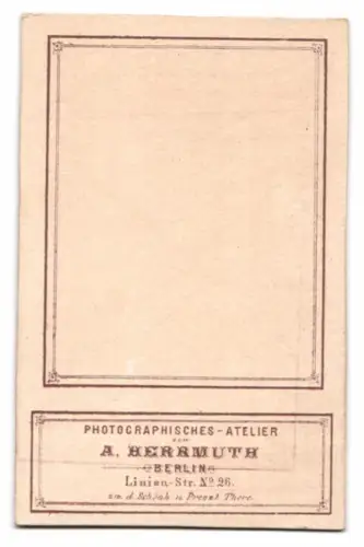 Fotografie A. Herrmuth, Berlin, hübsche junge Frau im schulterfreien Biedermeierkleid mit Armband