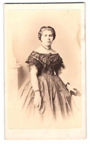 Fotografie Ed. Radtke, Berlin, Dame im schulterfreien Kleid mit Brosche