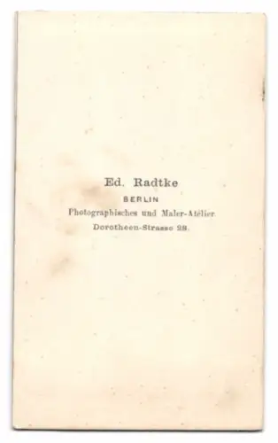 Fotografie Ed. Radtke, Berlin, Dame im schulterfreien Kleid mit Brosche