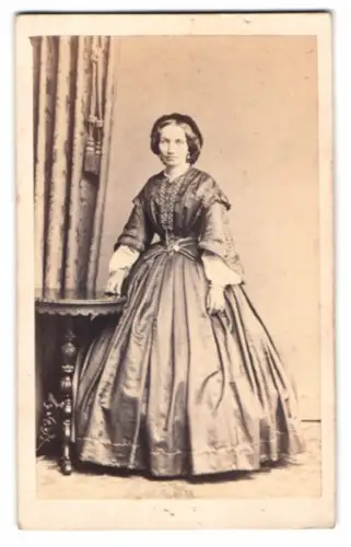 Fotografie Stiehm, Berlin, Dame im glänzenden Biedermeierkleid mit Ohrringen