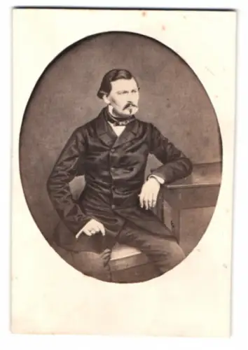 Fotografie Albert Grundner, Berlin, Portrait eines Herre im Anzug mit Mustasch