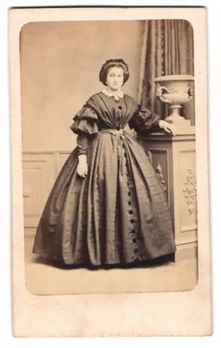 Fotografie E. Herold & Riemnann, Breslau, junge Dame im zeitgenössischen Kleid mit Spitze