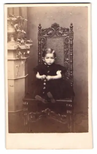 Fotografie J. Seboldt, Breslau, niedliches kleines Mädchen sitzt schüchter auf einem Stuhl