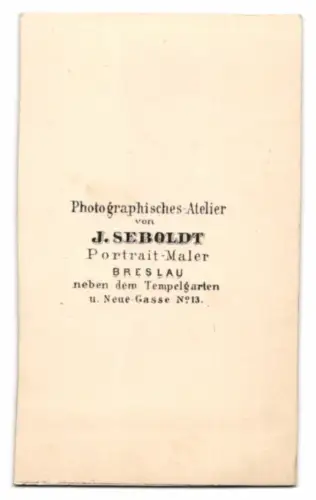 Fotografie J. Seboldt, Breslau, niedliches kleines Mädchen sitzt schüchter auf einem Stuhl