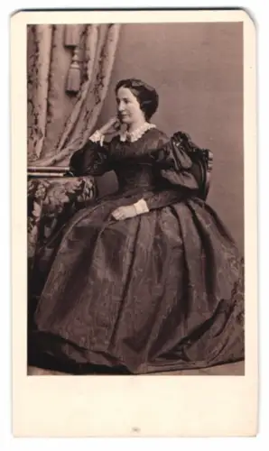 Fotografie Ph. Graff, Berlin, Dame im dunklen Kleid mit Spitzenkragen