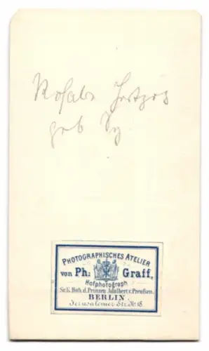 Fotografie Ph. Graff, Berlin, Dame im dunklen Kleid mit Spitzenkragen