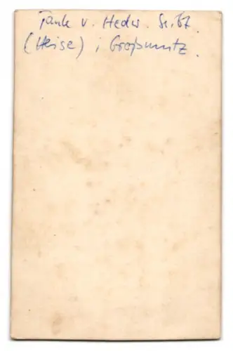 Fotografie Portrait hübsche junge Frau im karierten Kleid vor einer gemalten Studiokulisse