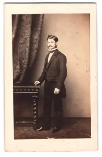 Fotografie C. Pohlmann, Magdeburg, junger Mann Emil Grünberg im Frack mit Fliege