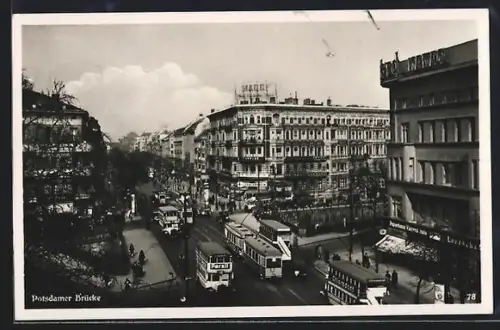 AK Berlin, Blick auf die Postdamer Brücke mit Strassenbahnen und Autobussen