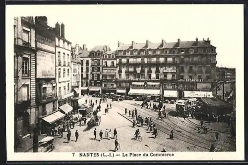 AK Nantes /L.-I., La Place du Commerce, Strassenbahn