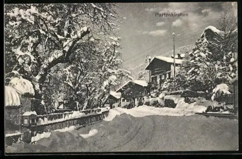 AK Partenkirchen, Winterliche Ortspartie mit verschneiten Häusern und Bäumen