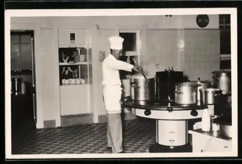 AK Seedorf /Lauenburg, Erholungsheim Seedorf der HHLA, Küche mit Koch