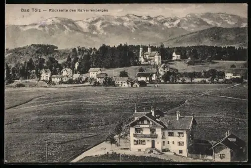 AK Bad Tölz, Rückseite des Kalvarienberges, Landschaft, Wohnhäuser, Alpenpanorama