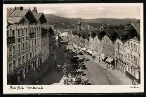 AK Bad Tölz, Marktstrasse aus der Vogelschau, mit Denkmal