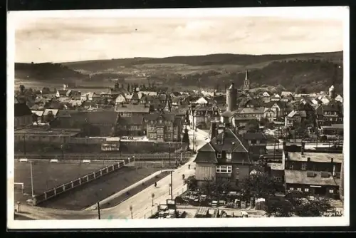 AK Vacha /Rhön, Stadtansicht mit Stadtturm und Kirche, Sportplatz