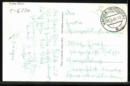 AK Vacha /Rhön, Stadtansicht mit Stadtturm und Kirche, Sportplatz