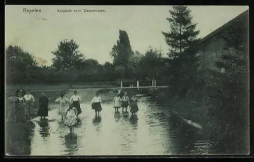 AK Repelen, Kurgäste beim Wassertreten