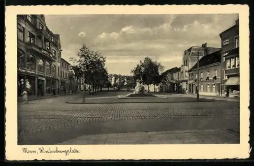 AK Moers, Hindenburgplatz, Brunnen, Geschäftshäuser