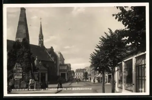 AK Norderney, Friedrichstrasse mit Städtedenkmal