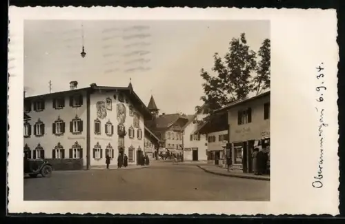 Foto-AK Oberammergau, Strassenüpartie mit Turmgebäude