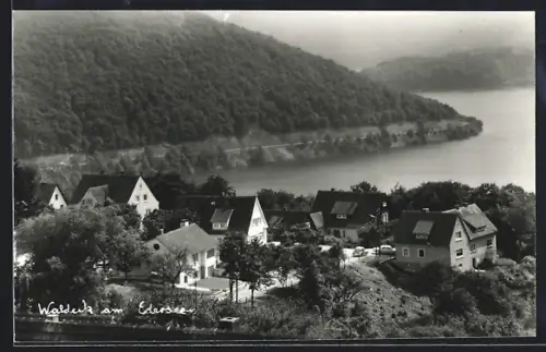 AK Waldeck am Edersee, Ortsansicht mit See und umliegenden Häusern