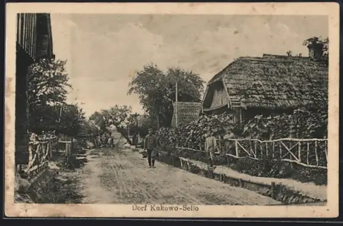 AK Kukowo-Sello, Strassenpartie im Dorf mit Soldaten