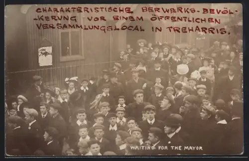 AK Treharris, Bergarbeiter vor einem öffentlichen Versammlungslokal, Bergbau