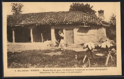 AK Mikros, Maison chic du pays, La femme ne voulant pas se laisser photographier