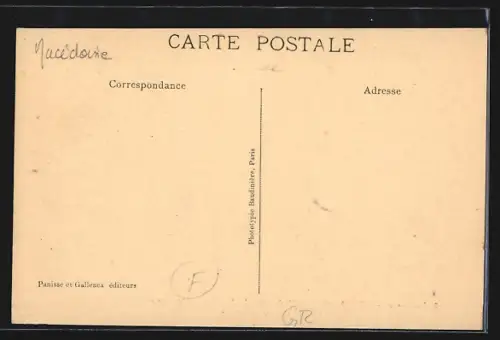 AK Mikros, Maison chic du pays, La femme ne voulant pas se laisser photographier